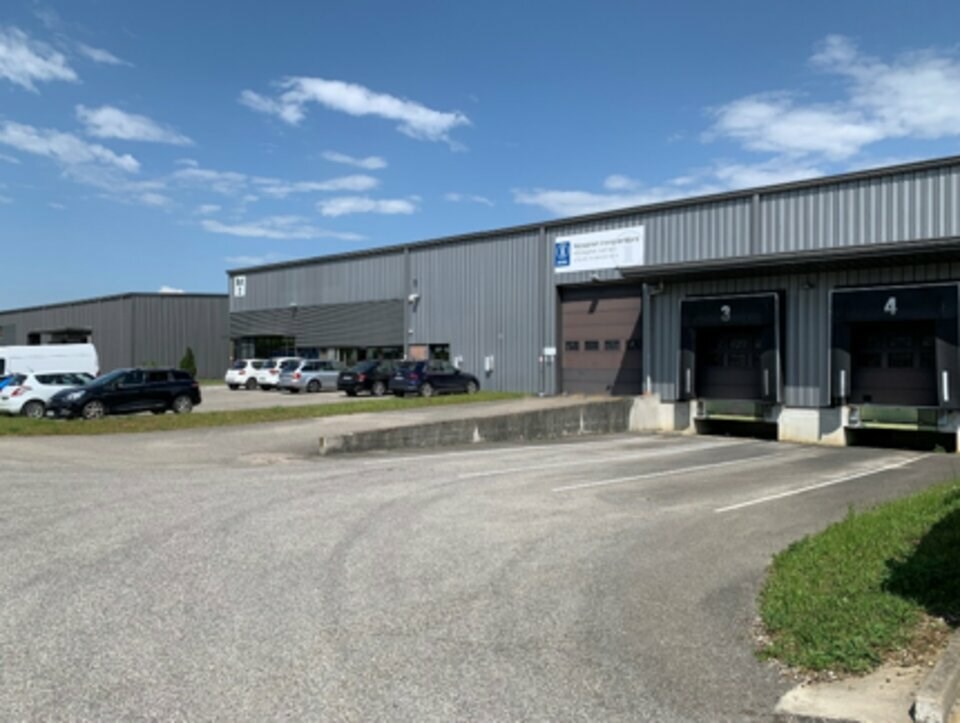 A louer - deux bâtiments à usage d'entrepôt au cur de la zone industrielle de Rumilly 