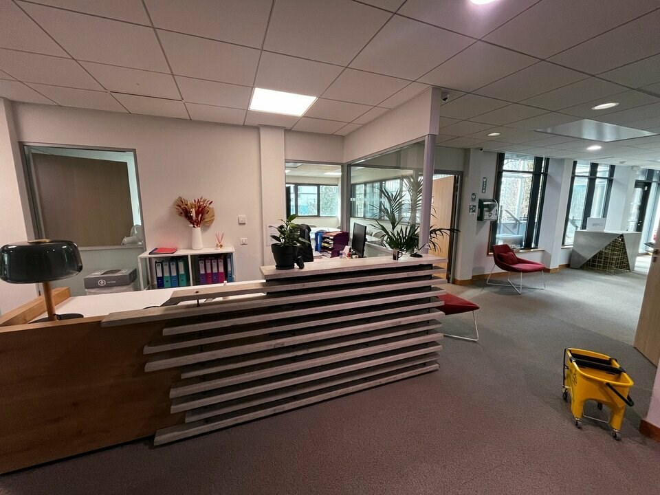 A louer - Dans le cadre d'une recherche de successeur, Monod Immo Pro vous propose à la location une surface de bureaux de 270 m² environ dans un immeuble récent en centre ville d'Annecy. 