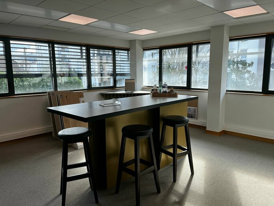 A louer - Dans le cadre d'une recherche de successeur, Monod Immo Pro vous propose à la location une surface de bureaux de 270 m² environ dans un immeuble récent en centre ville d'Annecy. 