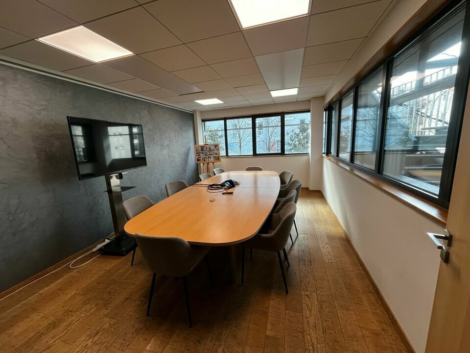 A louer - Dans le cadre d'une recherche de successeur, Monod Immo Pro vous propose à la location une surface de bureaux de 270 m² environ dans un immeuble récent en centre ville d'Annecy. 