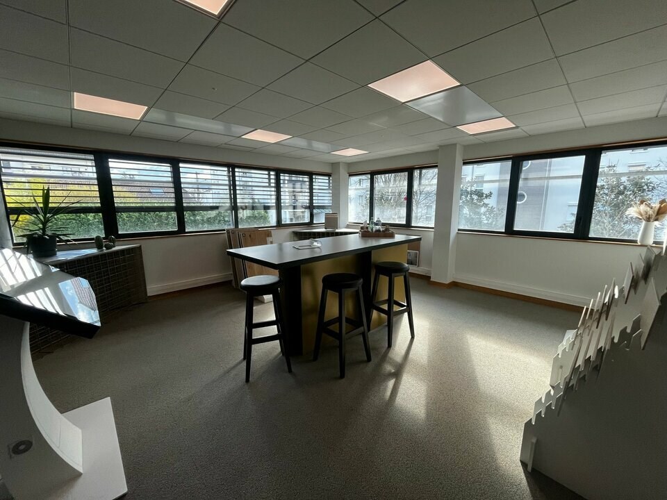 A louer - Dans le cadre d'une recherche de successeur, Monod Immo Pro vous propose à la location une surface de bureaux de 270 m² environ dans un immeuble récent en centre ville d'Annecy. 