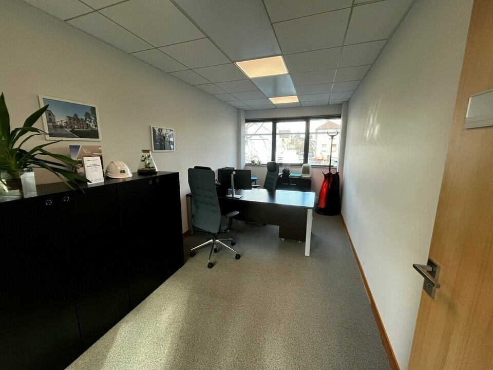 A louer - Dans le cadre d'une recherche de successeur, Monod Immo Pro vous propose à la location une surface de bureaux de 270 m² environ dans un immeuble récent en centre ville d'Annecy. 