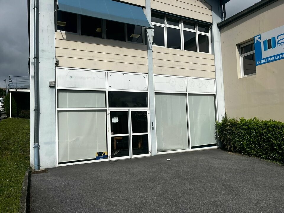 A vendre ou à louer - Au sein du parc d'activités des Verts Près, local d'activité / bureaux de 278 m² disponible immédiatement. Proche de l'accès autoroute Annecy Sud. 7 places de parkings privatives