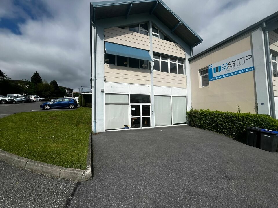 A vendre ou à louer - Au sein du parc d'activités des Verts Près, local d'activité / bureaux de 278 m² disponible immédiatement. Proche de l'accès autoroute Annecy Sud. 7 places de parkings privatives
