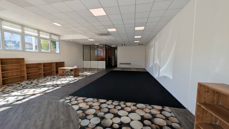 A vendre ou à louer - Au sein du parc d'activités des Verts Près, local d'activité / bureaux de 278 m² disponible immédiatement. Proche de l'accès autoroute Annecy Sud. 7 places de parkings privatives