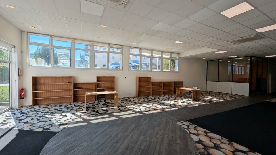 A vendre ou à louer - Au sein du parc d'activités des Verts Près, local d'activité / bureaux de 278 m² disponible immédiatement. Proche de l'accès autoroute Annecy Sud. 7 places de parkings privatives