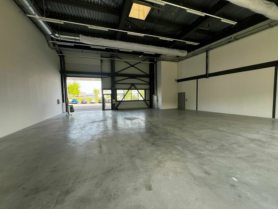 A louer - Monod Immo Pro vous propose une cellule de stockage neuve de 270 m² environ. Belle hauteur sous plafond, accès poids lourd, places de stationnement disponibles. 
