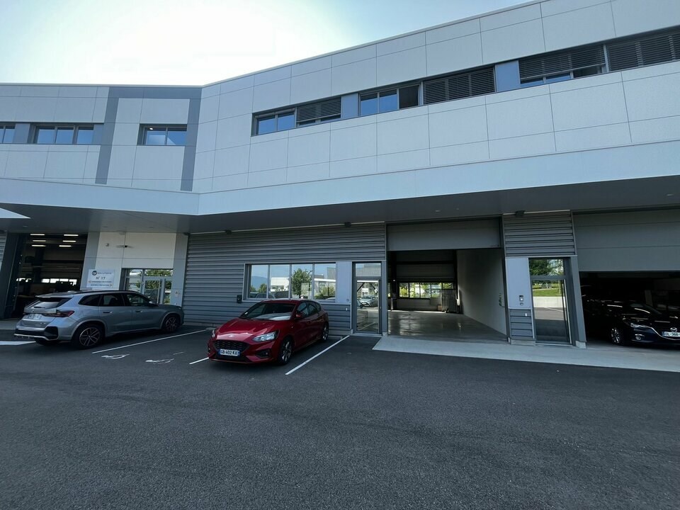 A louer - Monod Immo Pro vous propose une cellule de stockage neuve de 270 m² environ. Belle hauteur sous plafond, accès poids lourd, places de stationnement disponibles. 