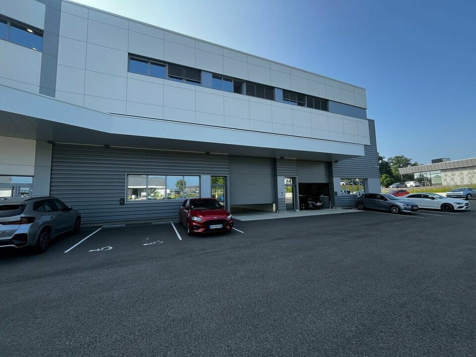 A louer - Monod Immo Pro vous propose une cellule de stockage neuve de 270 m² environ. Belle hauteur sous plafond, accès poids lourd, places de stationnement disponibles. 