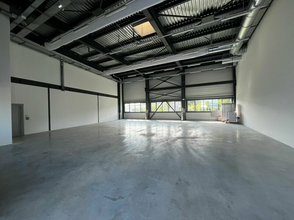 A louer - Monod Immo Pro vous propose une cellule de stockage neuve de 270 m² environ. Belle hauteur sous plafond, accès poids lourd, places de stationnement disponibles. 