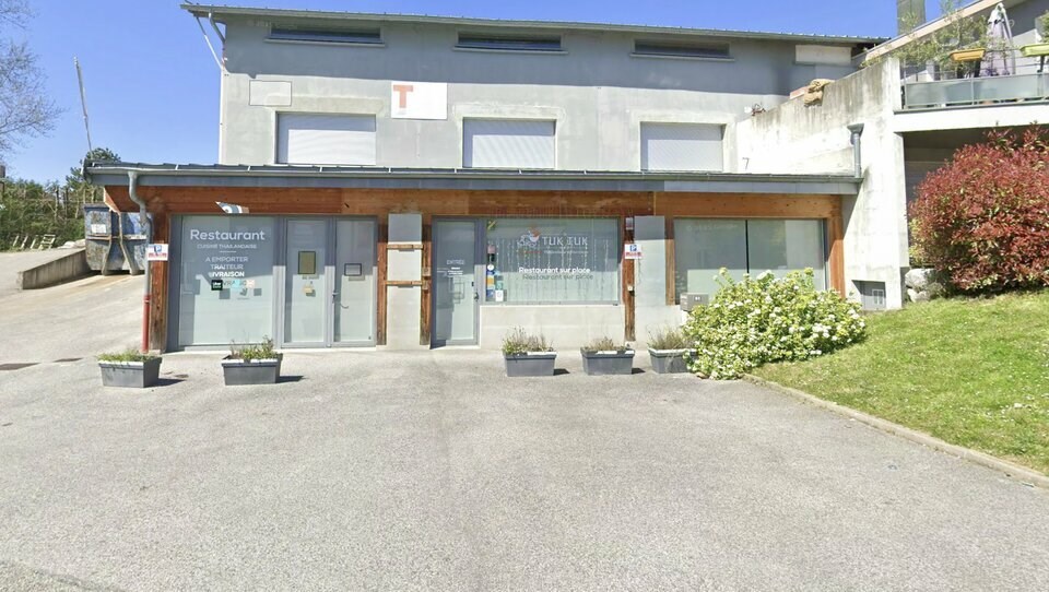A louer - Local commercial / bureaux de 141 m² disponible à la location sur un axe passant au coeur de la zone d'activités de Pringy. 3 places de stationnement. Disponible immédiatement. 