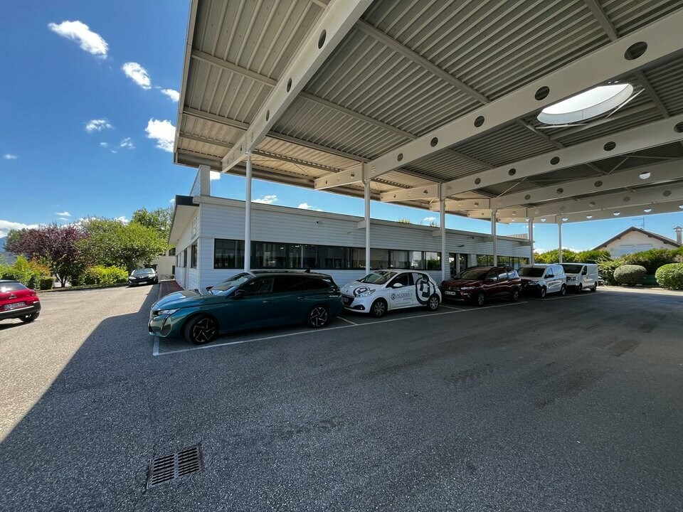 A louer - Monod Immo Pro vous propose à la location un bâtiment indépendant de bureaux avec atelier attenant au cur de la zone industrielle de Pringy. 