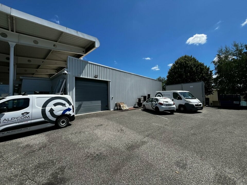 A louer - Monod Immo Pro vous propose à la location un bâtiment indépendant de bureaux avec atelier attenant au cur de la zone industrielle de Pringy. 