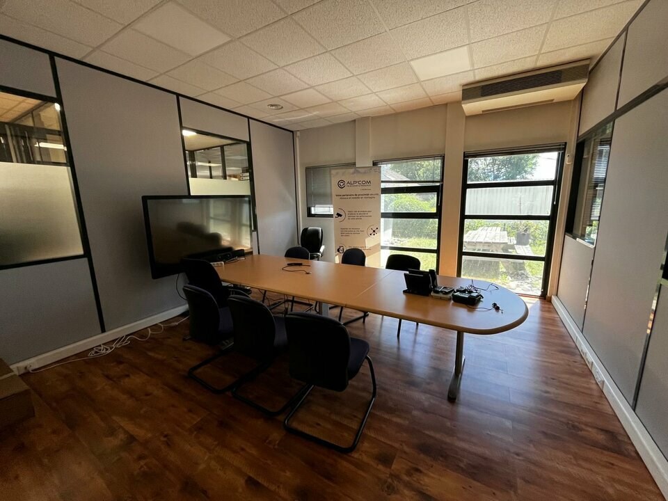 A louer - Monod Immo Pro vous propose à la location un bâtiment indépendant de bureaux avec atelier attenant au cur de la zone industrielle de Pringy. 