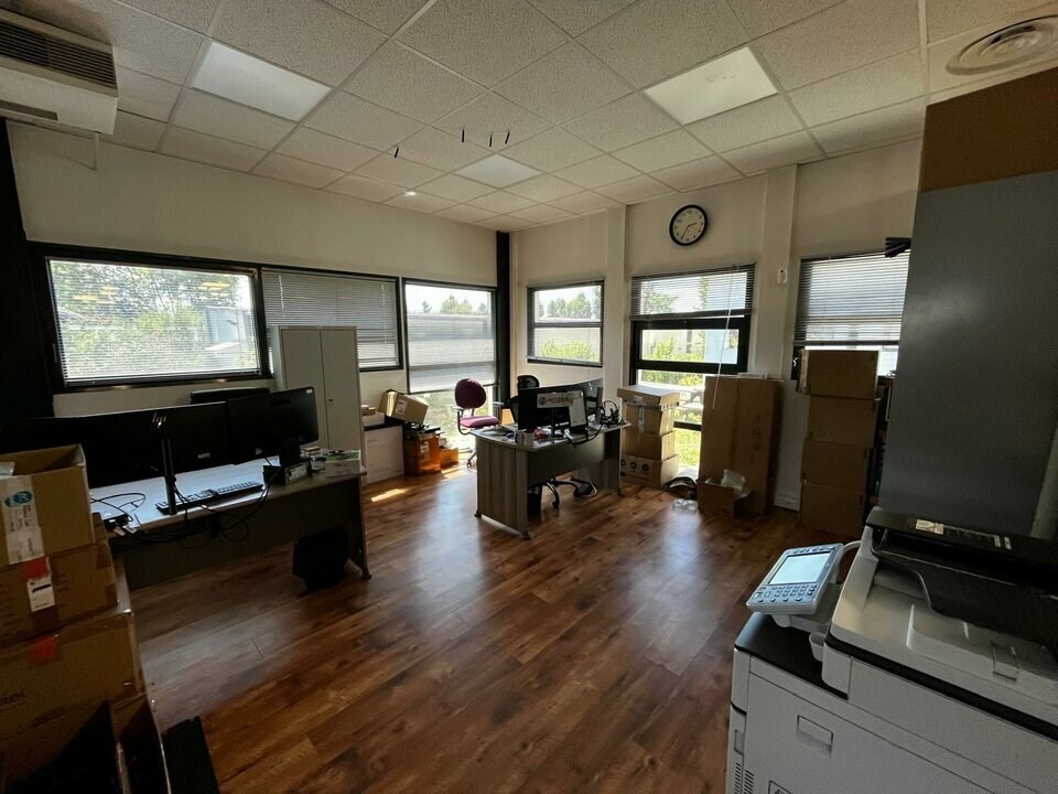 A louer - Monod Immo Pro vous propose à la location un bâtiment indépendant de bureaux avec atelier attenant au cur de la zone industrielle de Pringy. 