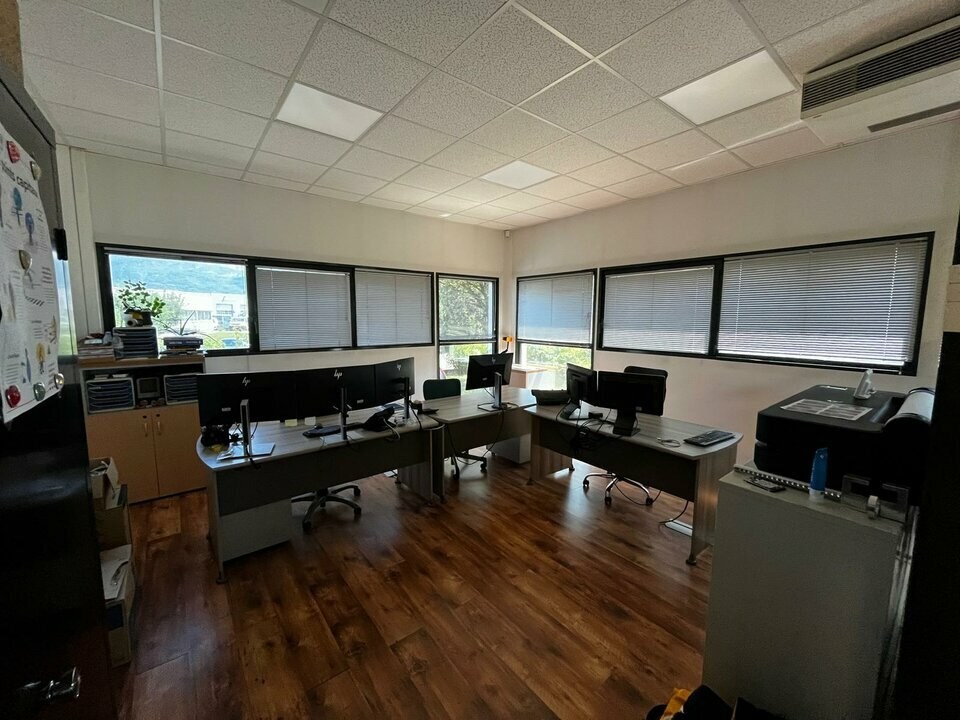 A louer - Monod Immo Pro vous propose à la location un bâtiment indépendant de bureaux avec atelier attenant au cur de la zone industrielle de Pringy. 