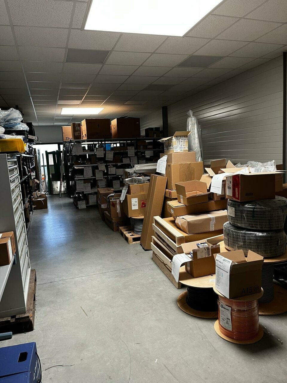 A louer - Monod Immo Pro vous propose à la location un bâtiment indépendant de bureaux avec atelier attenant au cur de la zone industrielle de Pringy. 