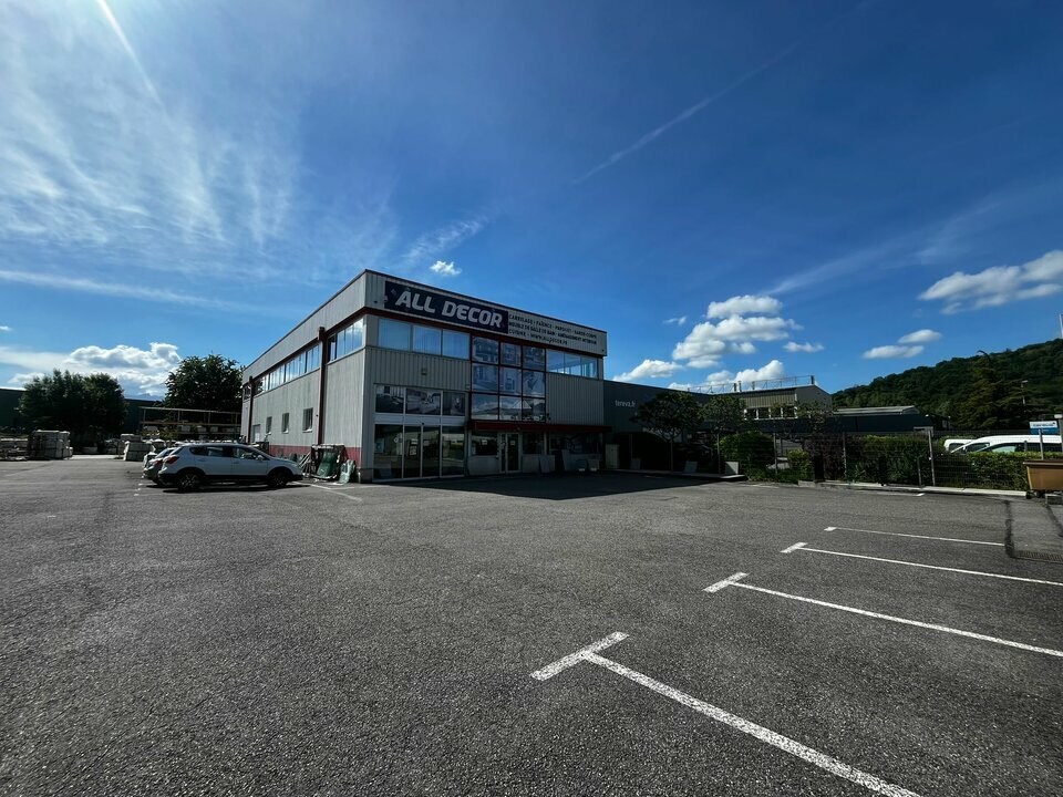 A louer - Local d'activité au cur de la ZA des Bromines. Bâtiment indépendant sur un terrain de 2700 m² environ. 