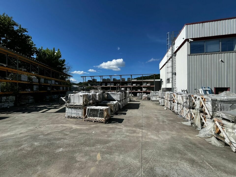 A louer - Local d'activité au cur de la ZA des Bromines. Bâtiment indépendant sur un terrain de 2700 m² environ. 