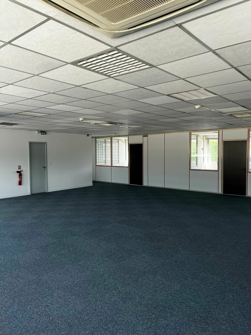 A louer - Local d'activité au cur de la ZA des Bromines. Bâtiment indépendant sur un terrain de 2700 m² environ. 
