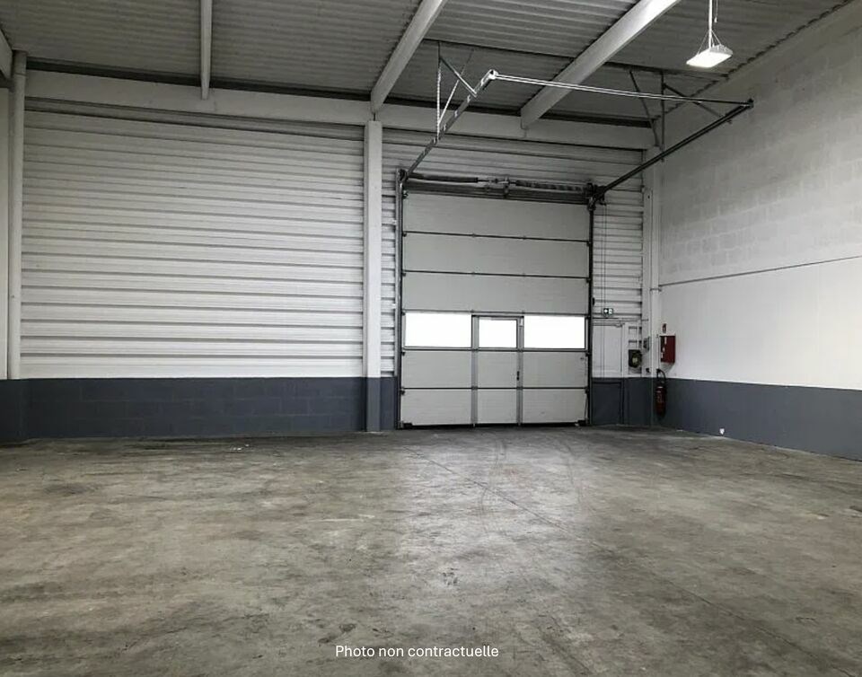 A louer - local d'activités au cur de la ZI du Chiriac à Albertville. Accès indépendant, cour de 700 m², deux portes sectionnelles. Proximité immédiate de la N90 et l'A430. Opportunité rare, à visiter !