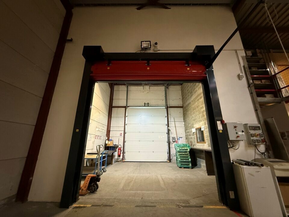 A louer - local d'activités au cur de la ZI du Chiriac à Albertville. Accès indépendant, cour de 700 m², deux portes sectionnelles. Proximité immédiate de la N90 et l'A430. Opportunité rare, à visiter !