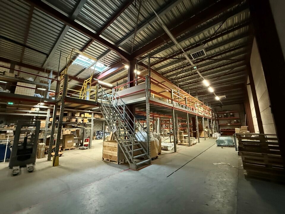 A louer - local d'activités au cur de la ZI du Chiriac à Albertville. Accès indépendant, cour de 700 m², deux portes sectionnelles. Proximité immédiate de la N90 et l'A430. Opportunité rare, à visiter !