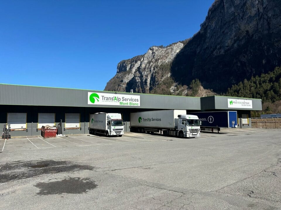 A vendre - Bâtiment de transport cross dock de 1800 m² environ sur un terrain indépendant de 5200 m². Rare sur le secteur. 