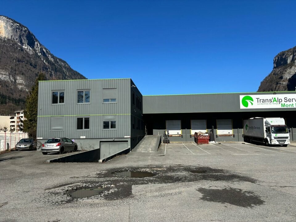 A vendre - Bâtiment de transport cross dock de 1800 m² environ sur un terrain indépendant de 5200 m². Rare sur le secteur. 