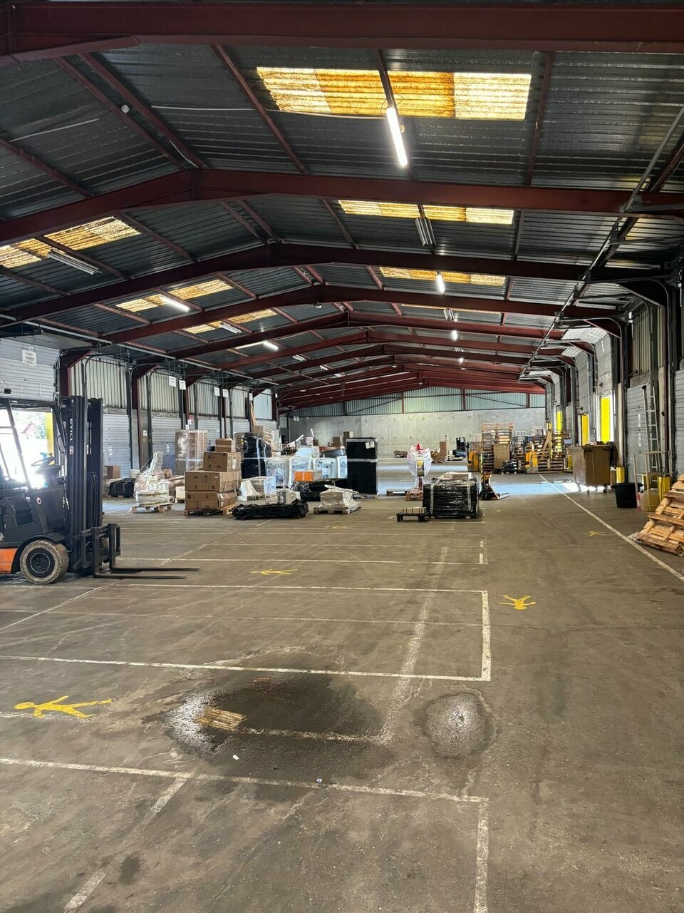 A vendre - Bâtiment de transport cross dock de 1800 m² environ sur un terrain indépendant de 5200 m². Rare sur le secteur. 