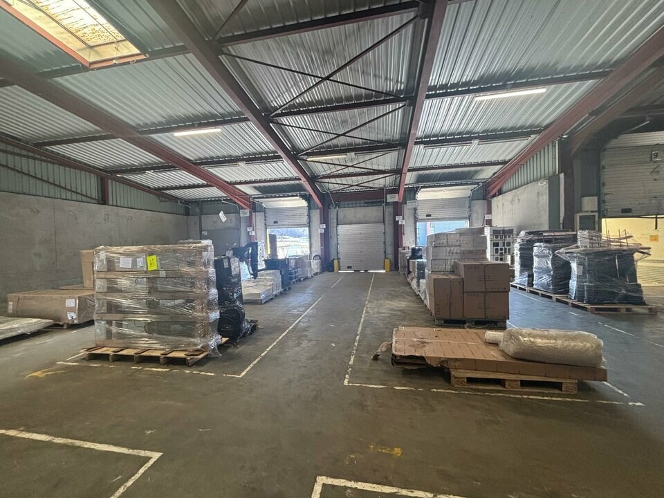 A vendre - Bâtiment de transport cross dock de 1800 m² environ sur un terrain indépendant de 5200 m². Rare sur le secteur. 