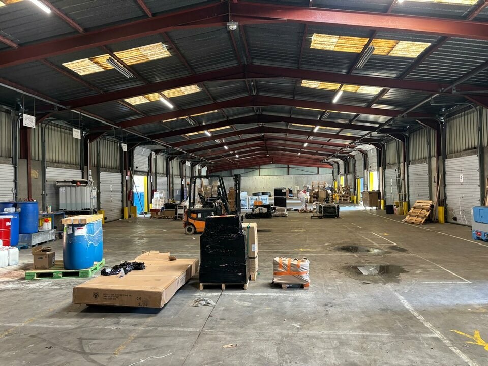 A vendre - Bâtiment de transport cross dock de 1800 m² environ sur un terrain indépendant de 5200 m². Rare sur le secteur. 