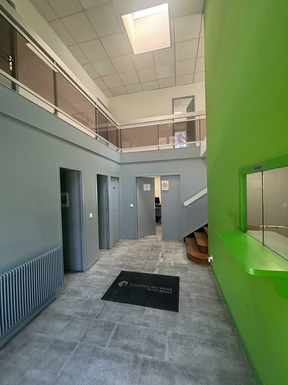 A vendre - Bâtiment de transport cross dock de 1800 m² environ sur un terrain indépendant de 5200 m². Rare sur le secteur. 