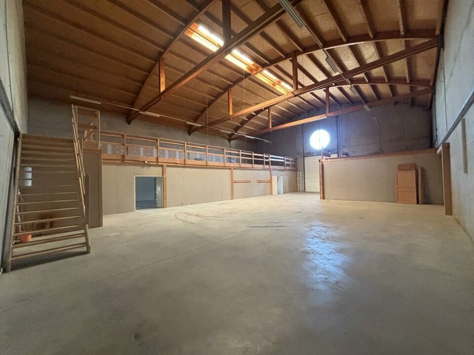 A vendre - Local d'activité et showroom sur axe passant de ZI de Pringy. 