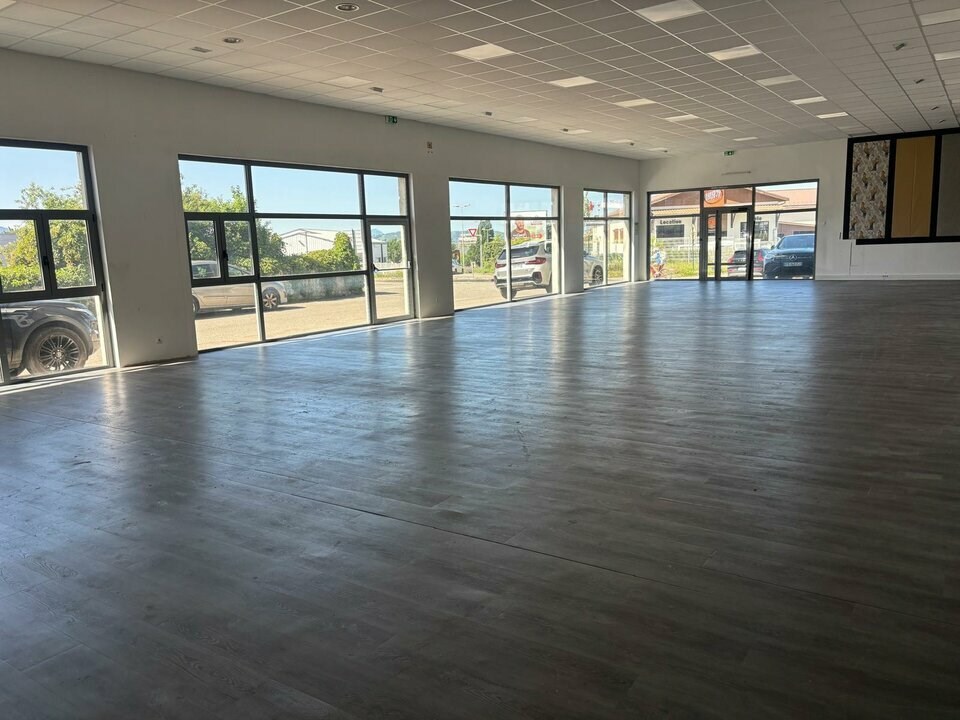 A vendre - Local d'activité et showroom sur axe passant de ZI de Pringy. 