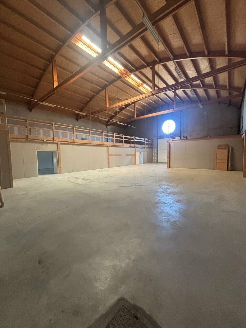 A vendre - Local d'activité et showroom sur axe passant de ZI de Pringy. 