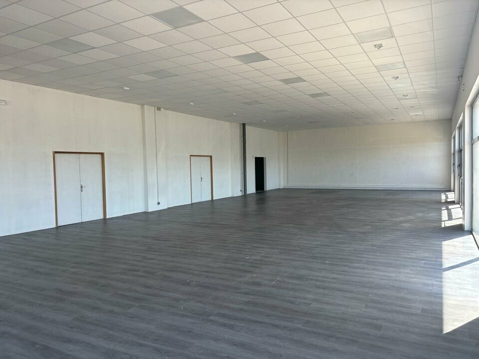 A vendre - Local d'activité et showroom sur axe passant de ZI de Pringy. 